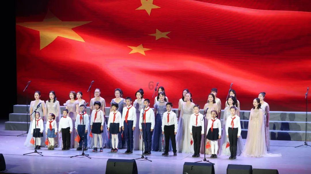 荣成市委市直机关工委到社区开展“书送春联”“清洁家园”活动
