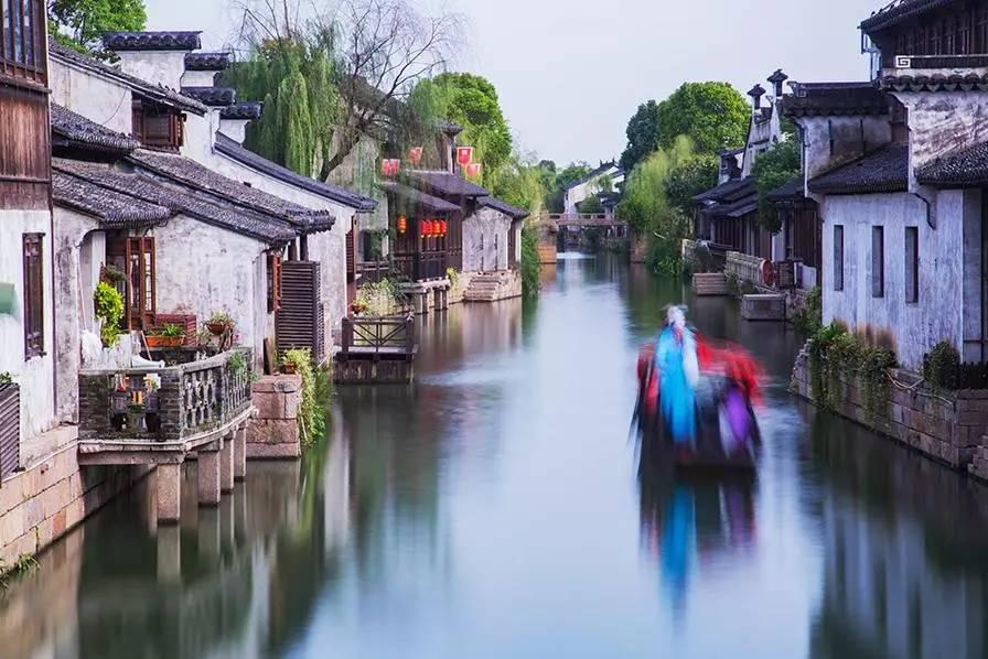 为什么古代皇帝的龙袍颜色都是不一样的，不是应该都是黄色的吗？